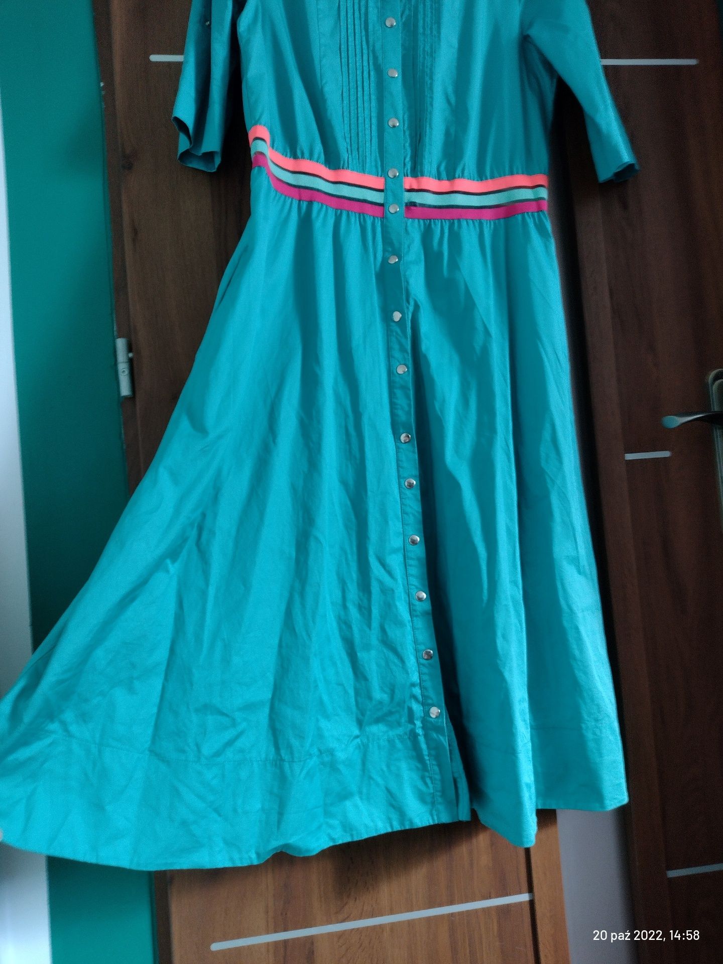 Turkusowa sukienka z kieszeniami, długość MIDI.