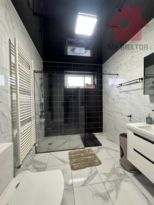 Сучасний будинок з сонячними панелями та гаражем у новому районі.