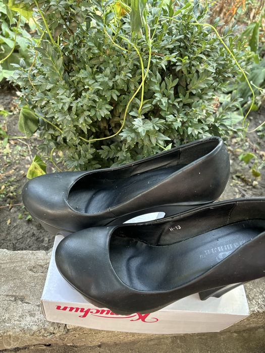 Продам туфлі в чорному кольорі на високому каблуці