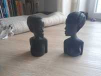 2 figuras humanas em madeira preta trabalhada