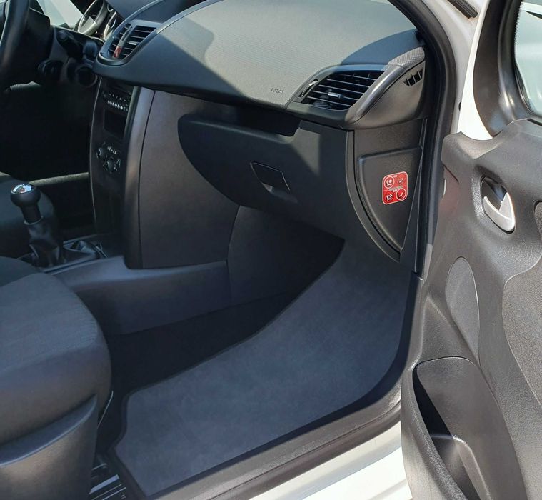 Vendo: PEUGEOT 207 - 1.4 HDi 68cv - 2 lugares (Comercial) / Impecável!
