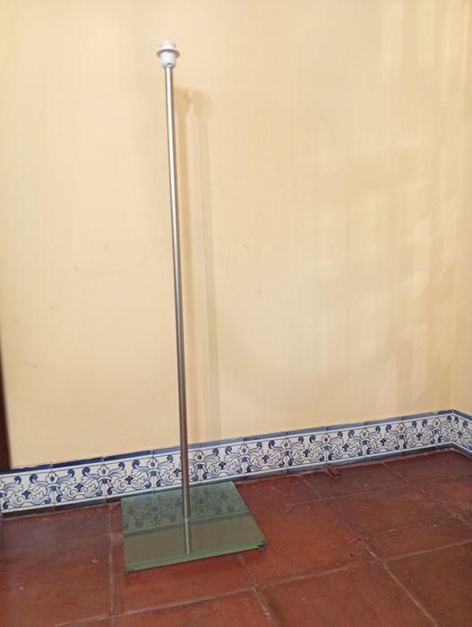 Candeeiro de pé com base em acrilico