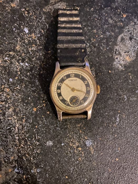 Годиник победа продам.