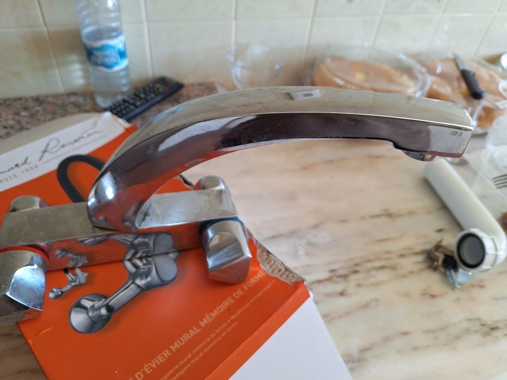 Torneira de cozinha de parede