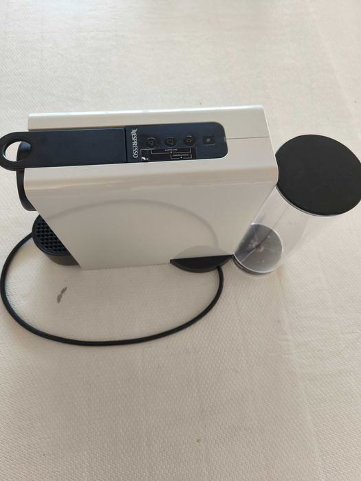 Maquina Nespresso Essenza Plus Branca
