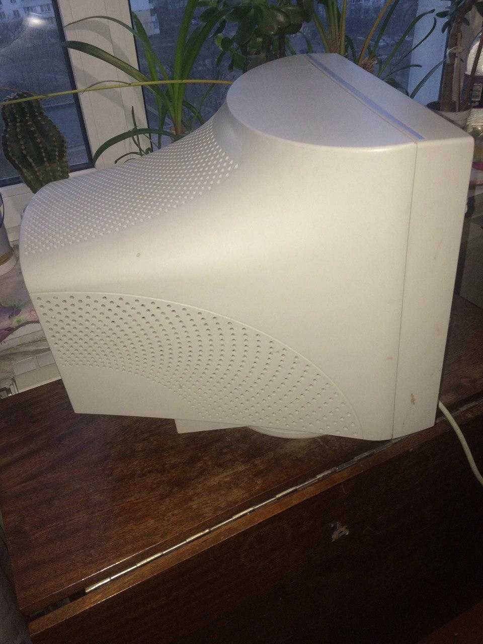 рабочий монитор Samsung SyncMaster 753DFX, диагональ экрана 40,5 см.