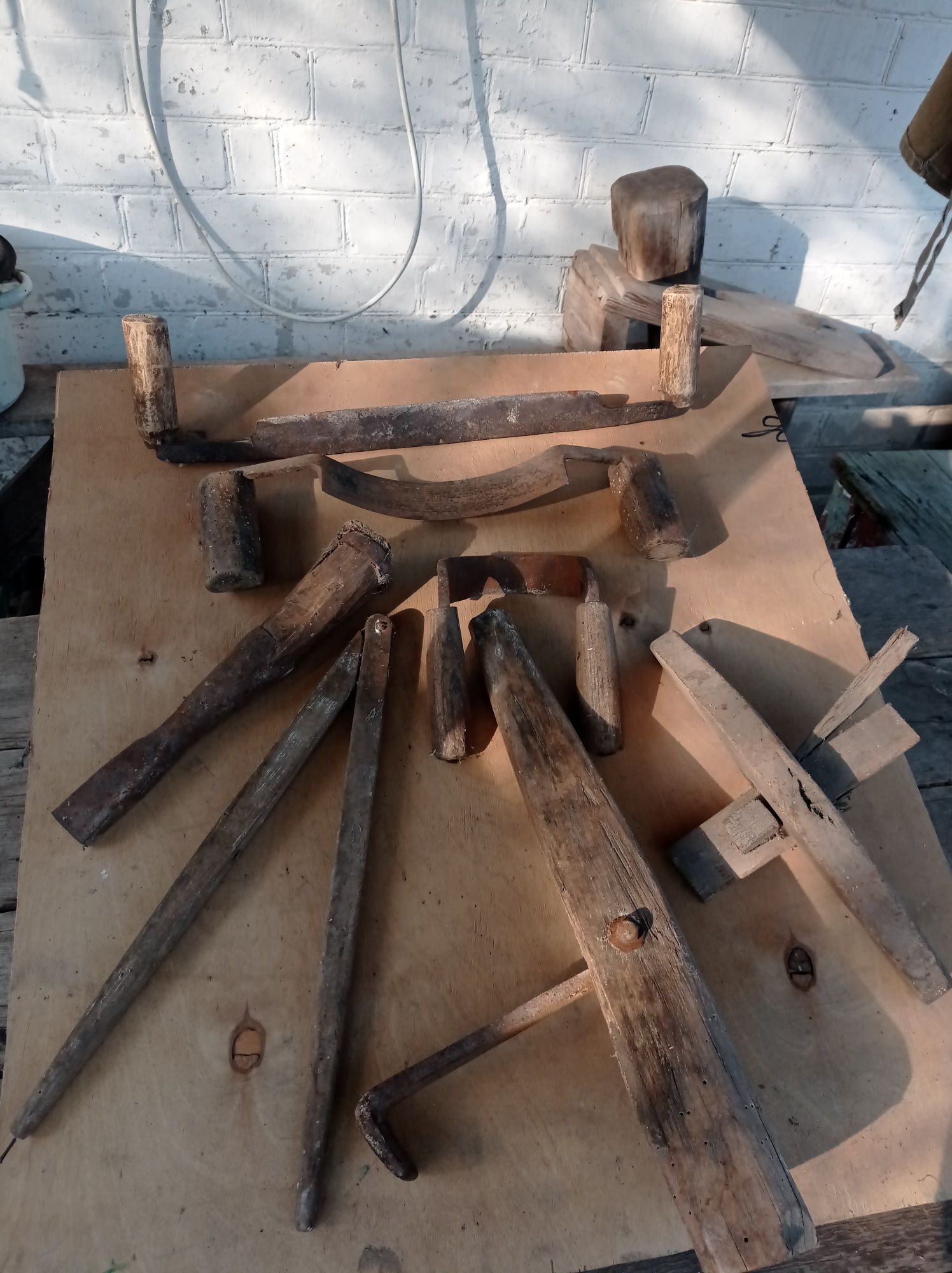 Інструменти бондаря для виготовлення дерев'яних бочок