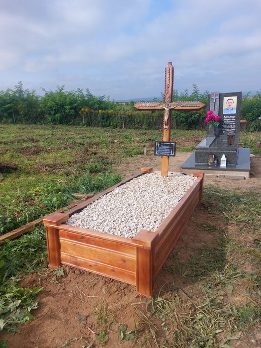 Надгробки ,обрамівки на могилу з дерева є опт