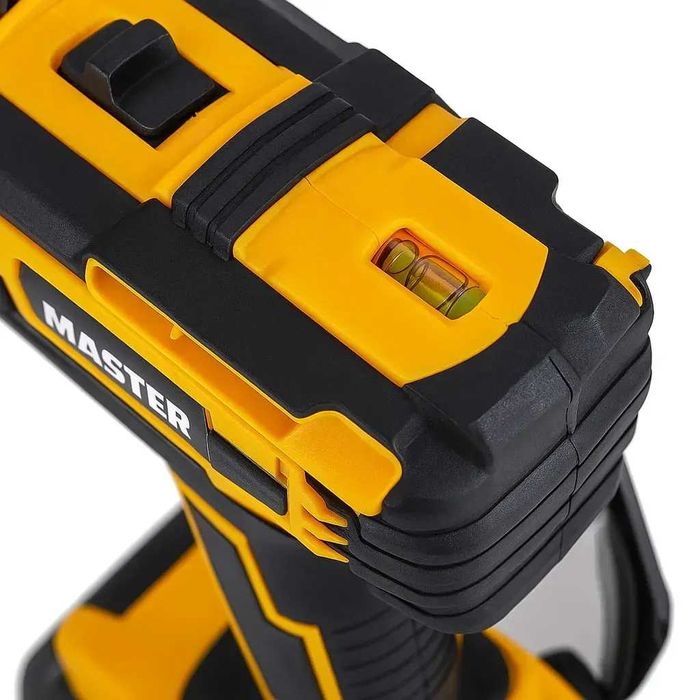 Ударний шуруповерт з набором слюсарних інструментів у валізі