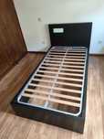Cama solteiro com estrado elevatório + mesa cabeceira + colchão