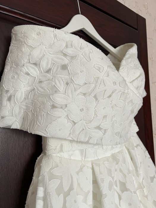 Весільна сукня або вечірня