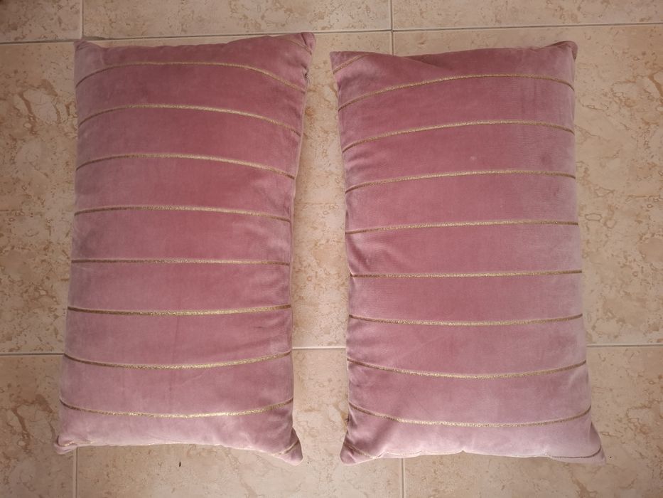 Várias almofadas decorativas
