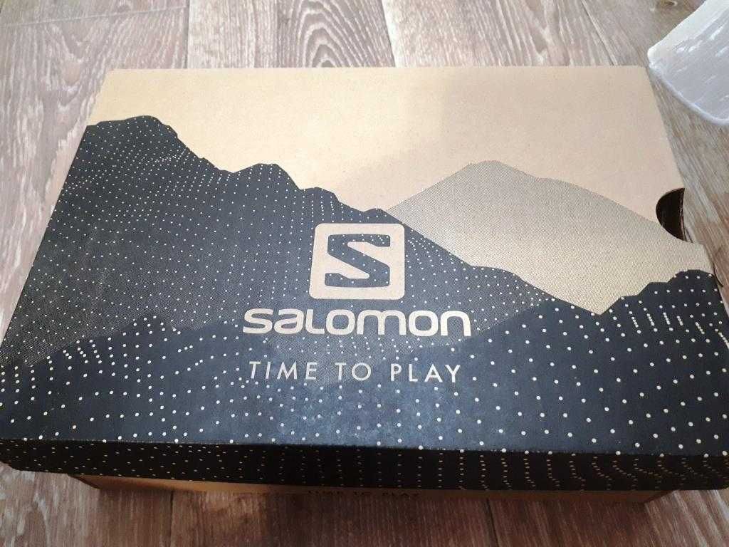 кроссовки фирменные Salomon