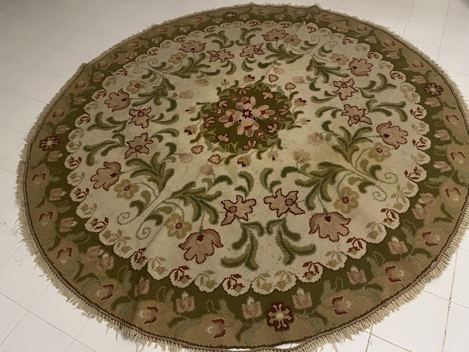 Tapete de arraiolos em bom estado. Tem a forma circular
