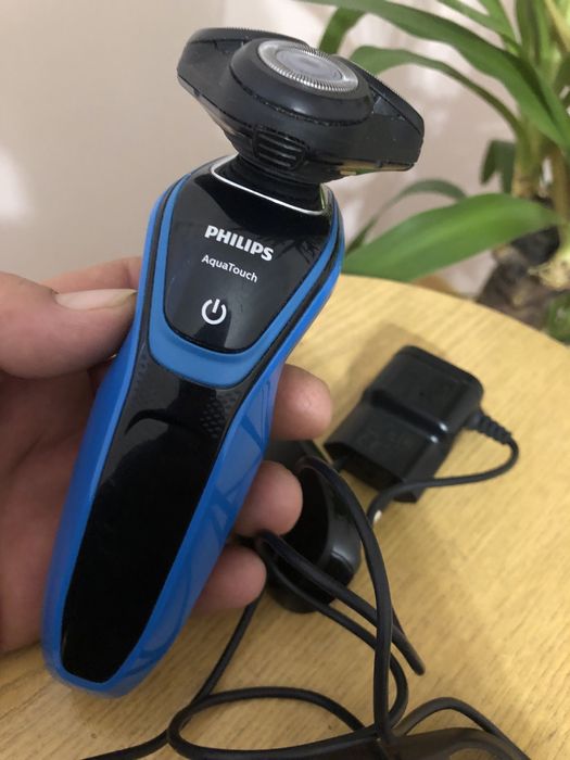 Електробритва  Philips AquaTouch Wet and Dry Electric Shaver S5051