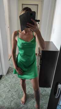 Krótka satynowa sukienka mini w kolorze zielonym S