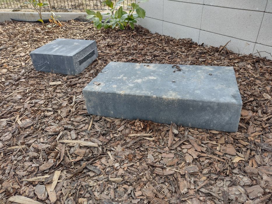 Stopień schodowy betonowy czarny polbruk