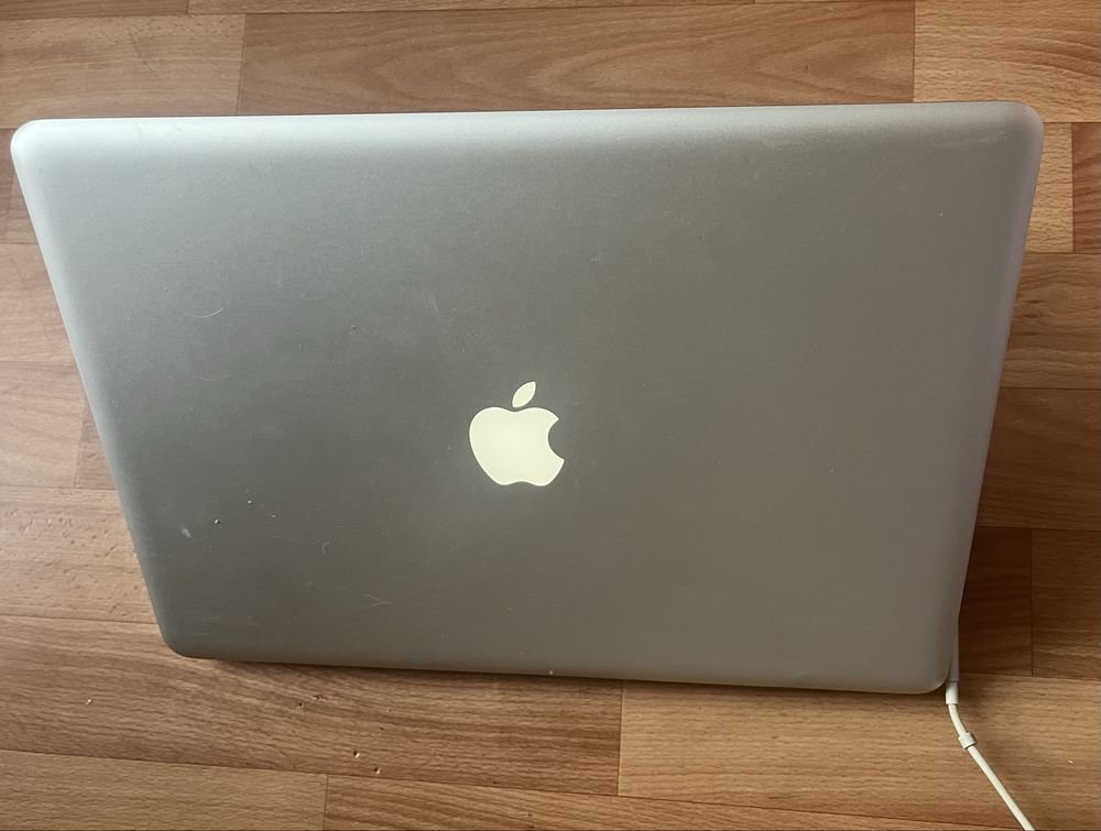 Продам MacBook Pro 2010 без батареи.