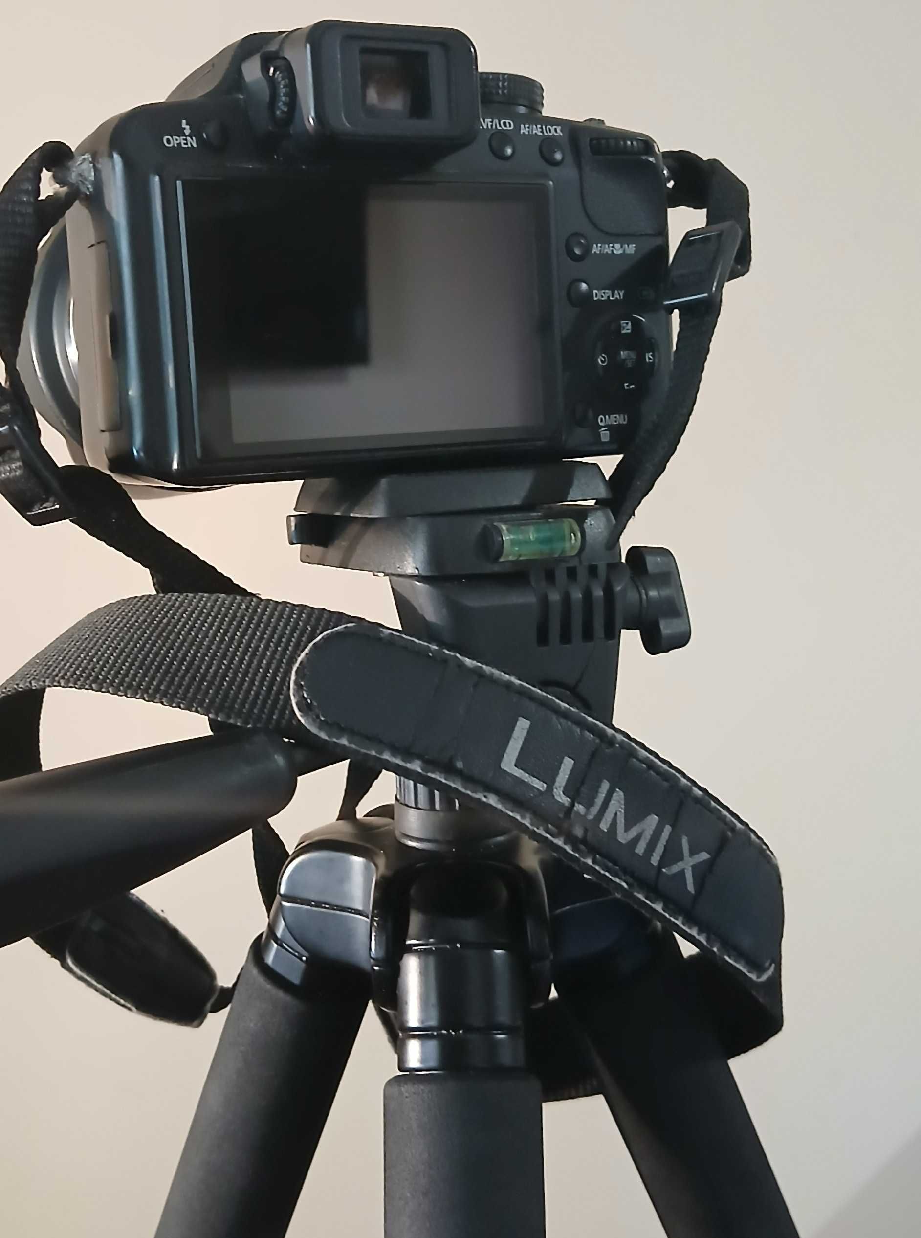 Maquina fotográfica Panasonic com tripé