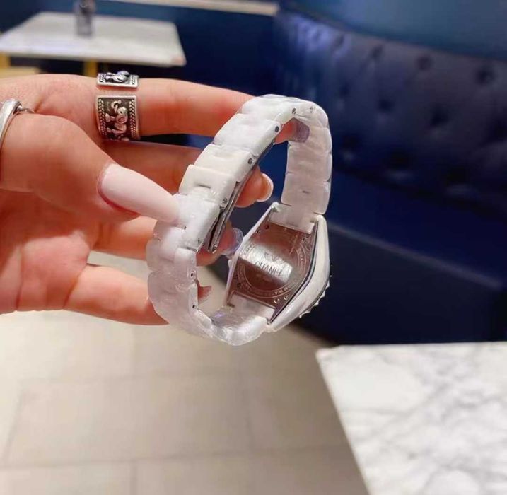 Biały zegarek damski Chanel