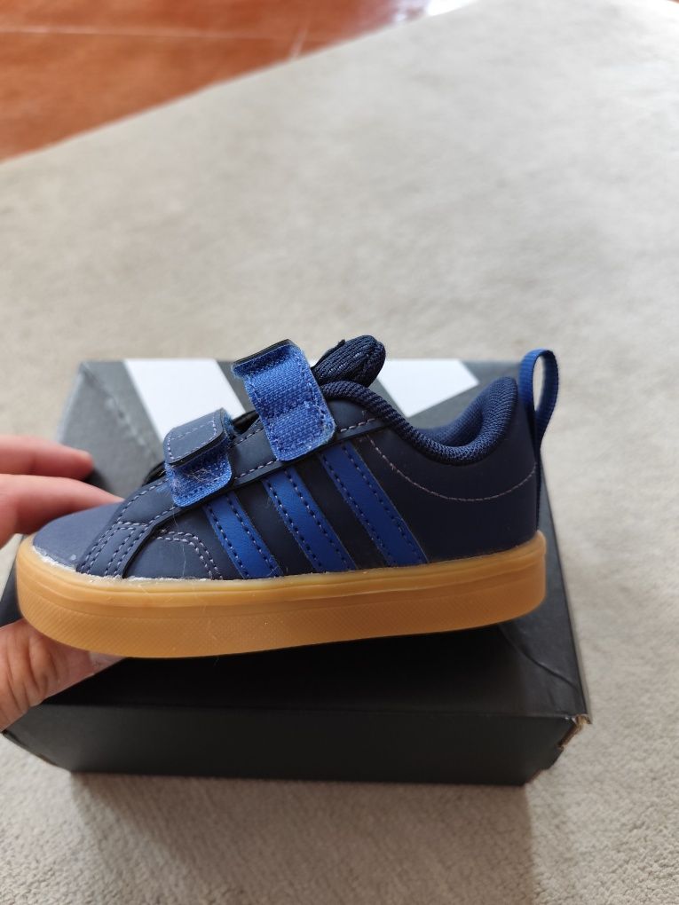Sapatilhas adidas tamanho 22