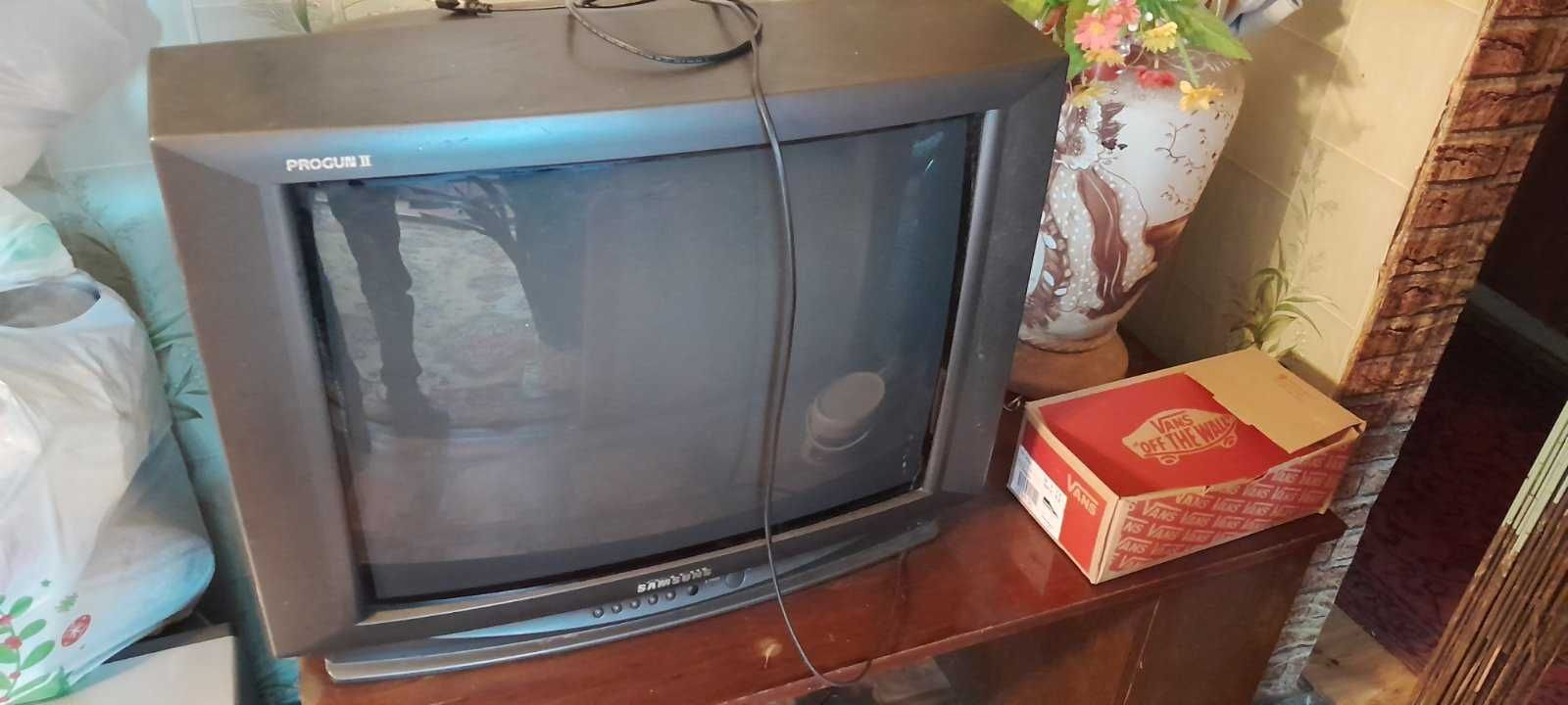 Продам два телевизора По 300 грн  за один. Все в рабочем состоянии .