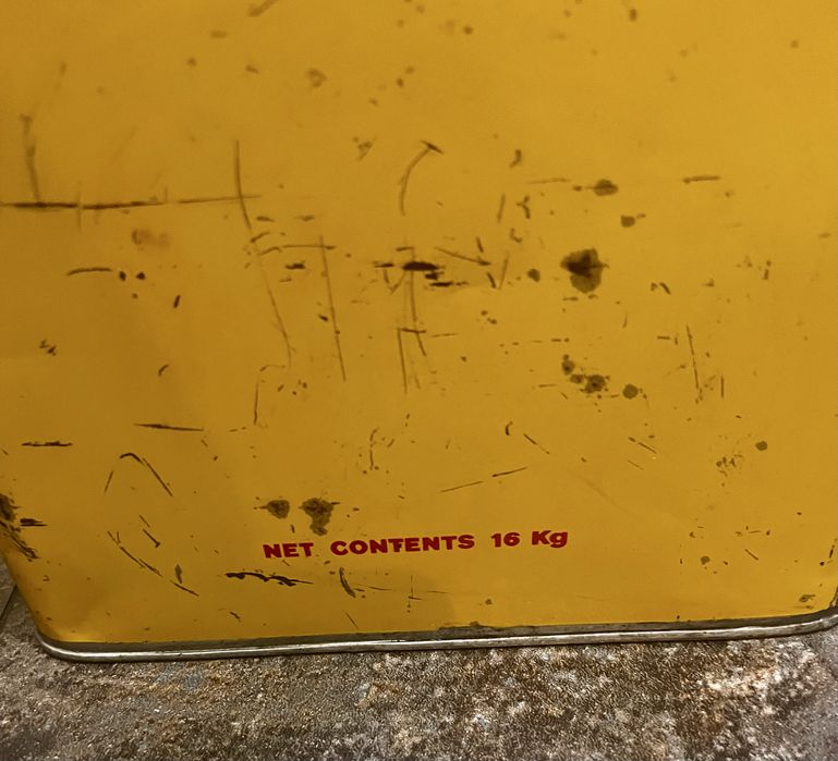 Antiga lata de lubrificante Shell