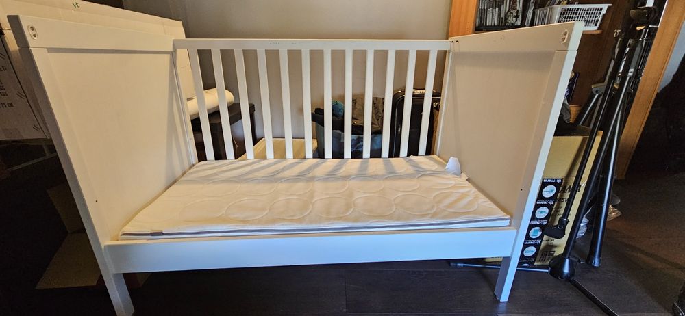 Łóżeczko Ikea Sundvik z materacem i barierką
