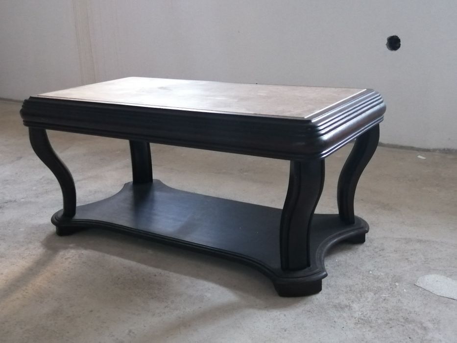 Mesa de centro com tampo em mármore.