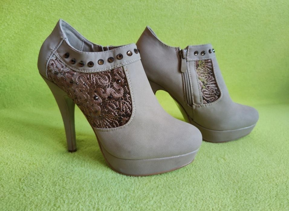 Beżowe botki na szpilce