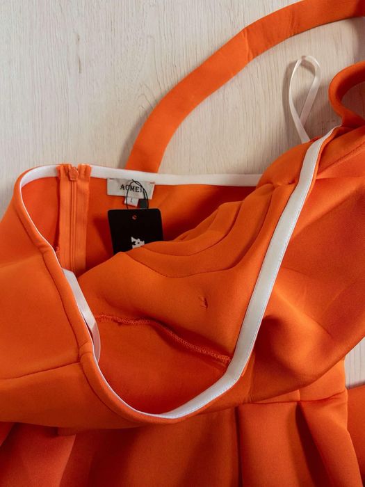 Pomarańczowa sukienka midi z dekoracyjną różą M dopasowana elegancka,