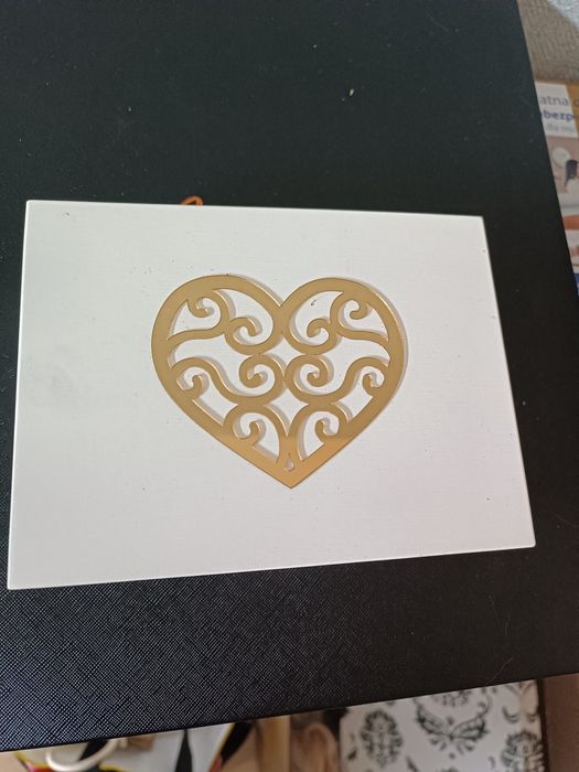 Biało. Złote eleganckie pudełko na obrączki