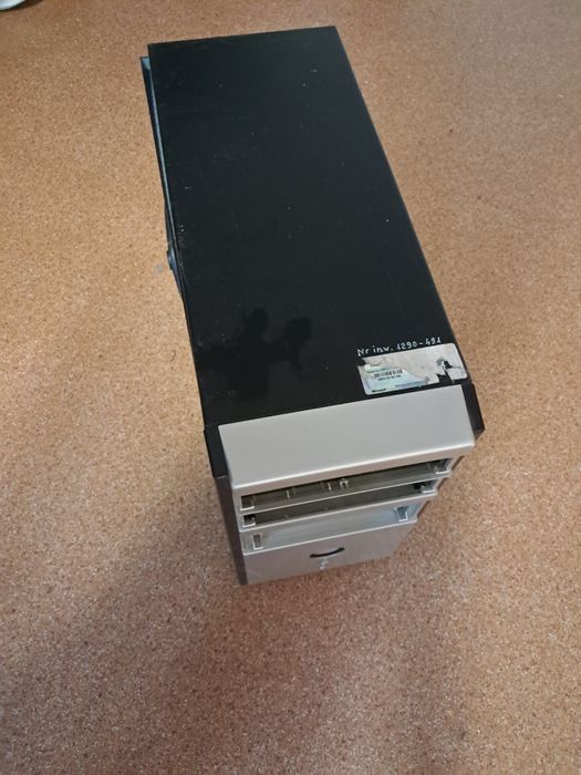 obudowa komputera z gniazdem na dysk