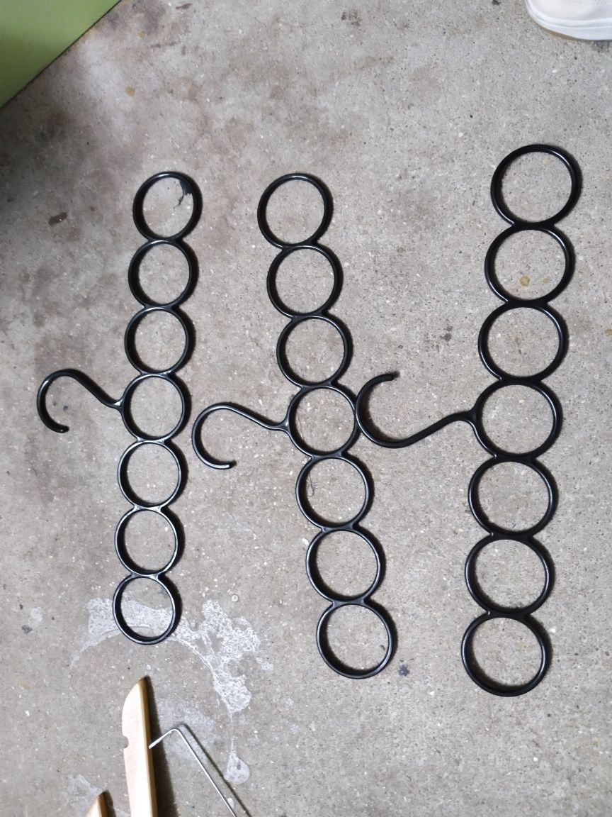 Várias cruzetas com molas e argolas