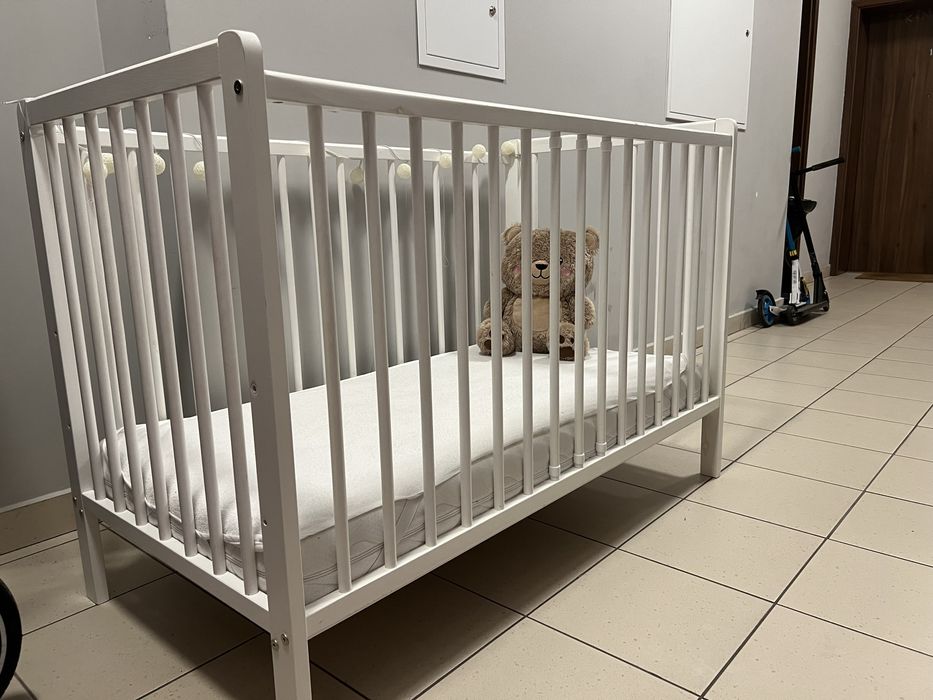 Łóżeczko dziecięce z materacem