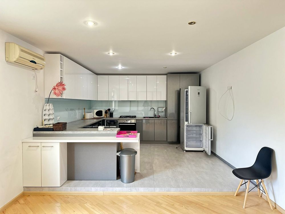 Оренда сімейного будинку біля міста — 300 м²