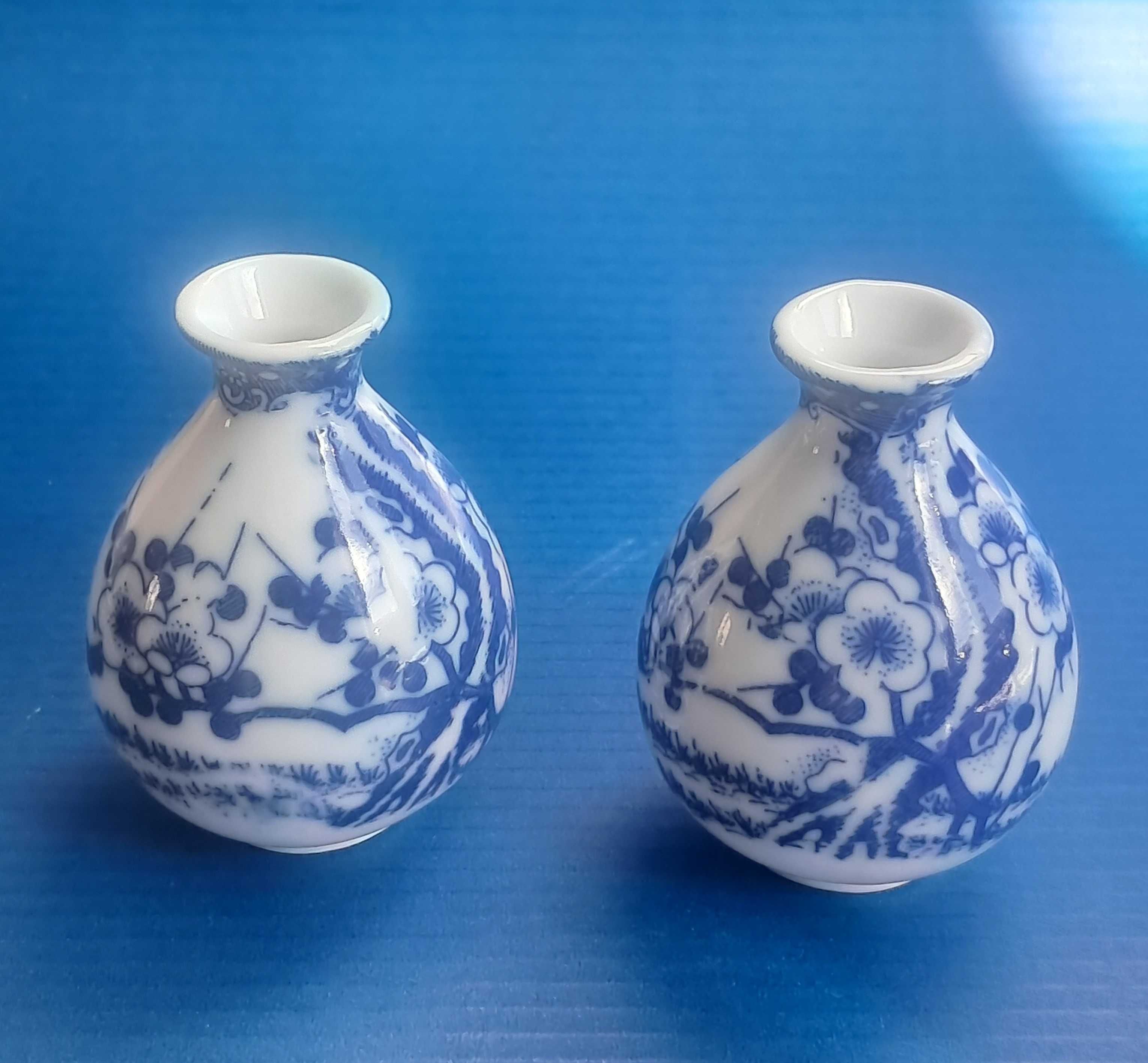 Par de Pequenas Jarrinhas Antigas em Branco e Azul