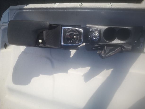 Podłokietnik, tunel srodkowy Mazda 3 2015r