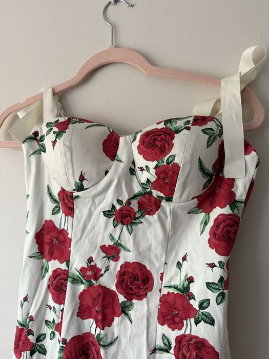 Sukienka w róże Mohito rozmiar S