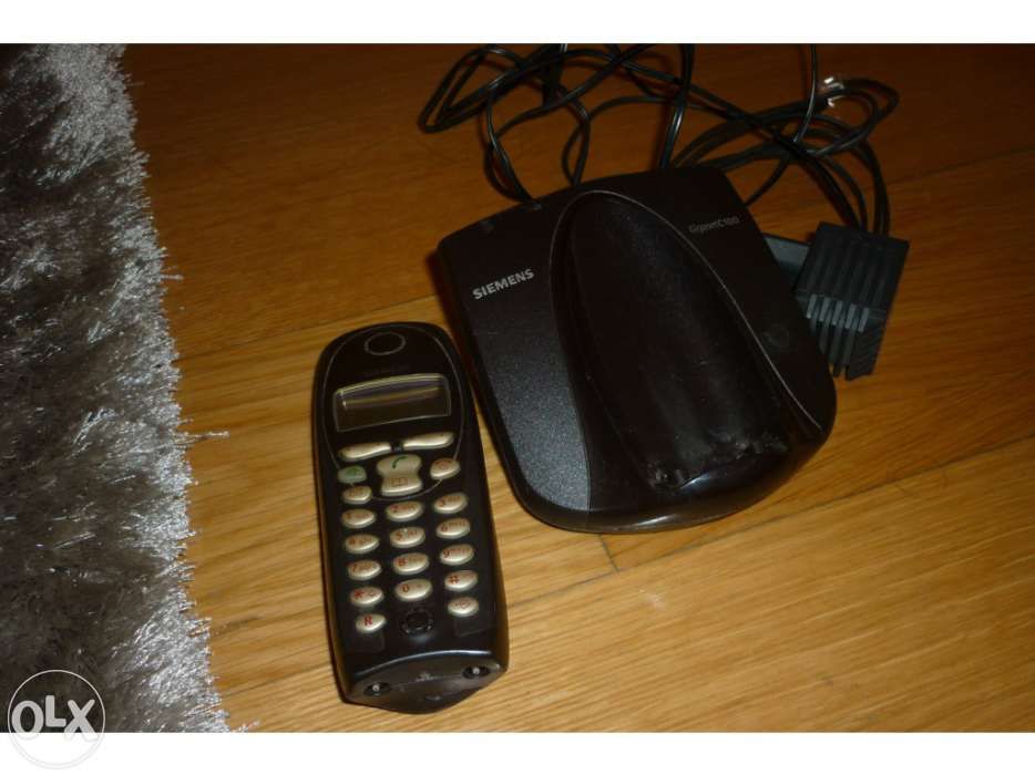 Rádios despertador e telefone sem fios.