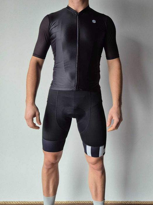 Komplet - Koszulka z kieszenią na zamek i spodenki na szelkach Siroko.