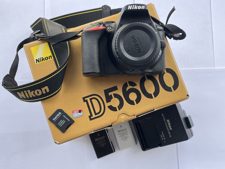 Aparat Nikon D5600 + 4 obiektywy (Sigma, Tamron, 2x Nikon) + lampa
