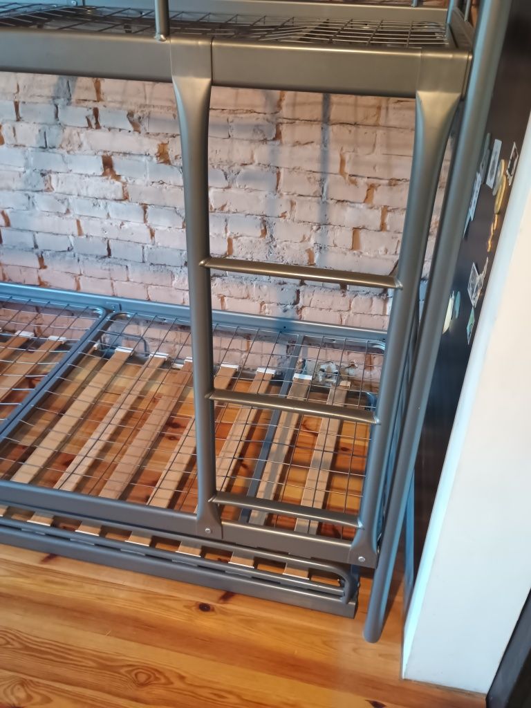 Łóżko piętrowe Ikea Svarta z dodatkowym łóżkiem wysuwanym. Super okazj