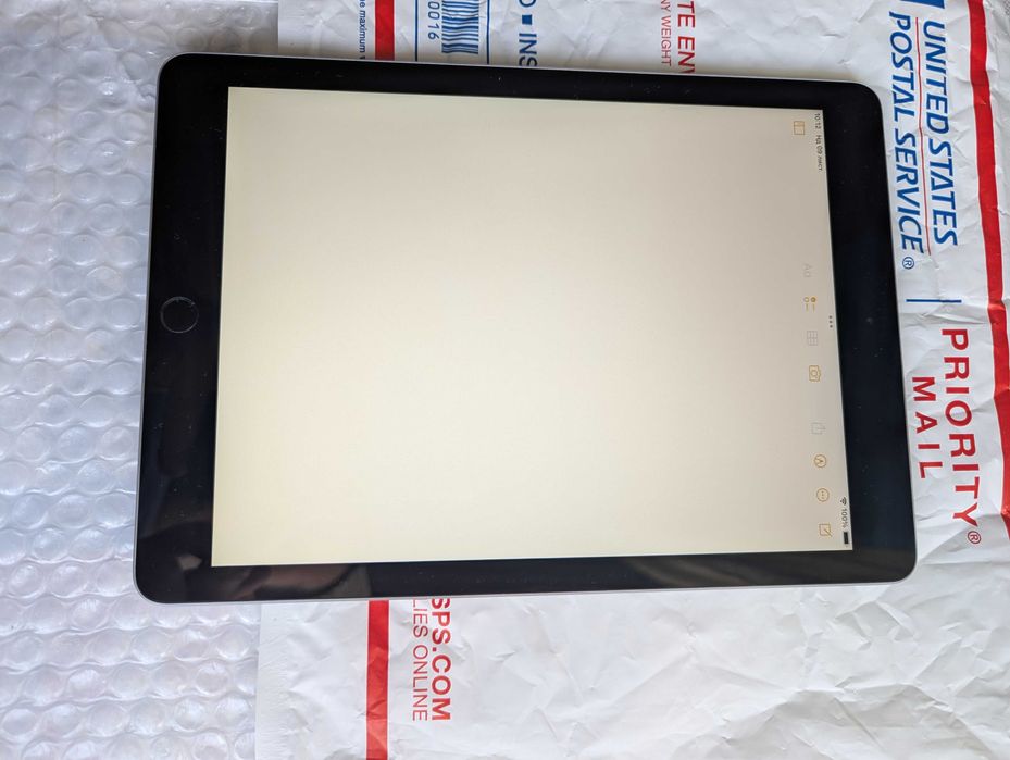 В оригіналі без обмежень Apple iPad 6 th 32 gb wi fi батарея 89%