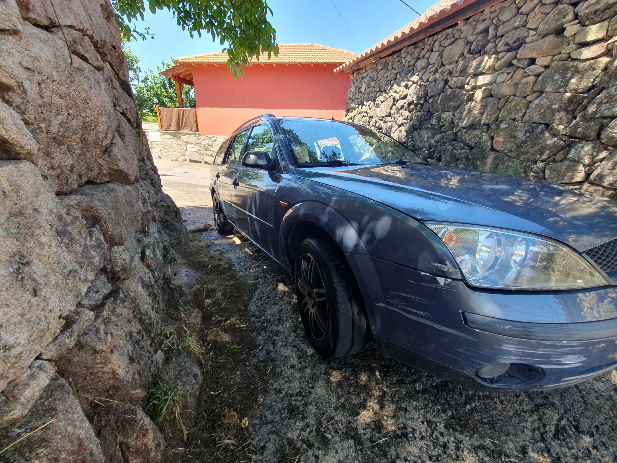 Ford Mondeo Carrinha 2001 – Funciona mas Precisa de Reparações