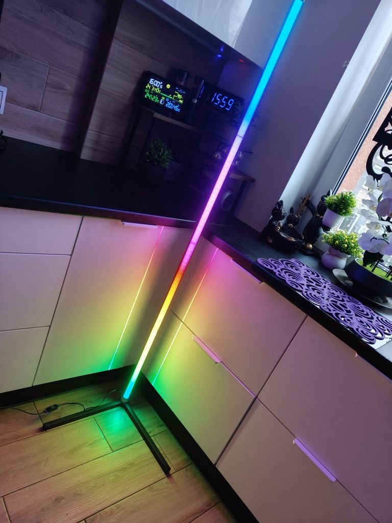 Lampa narożna kolorowa wysoka