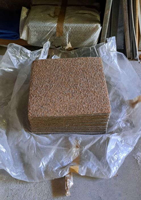 Kostka podłogowa targowa 50 x 50 cm brązowa – używana- ca 50 m2