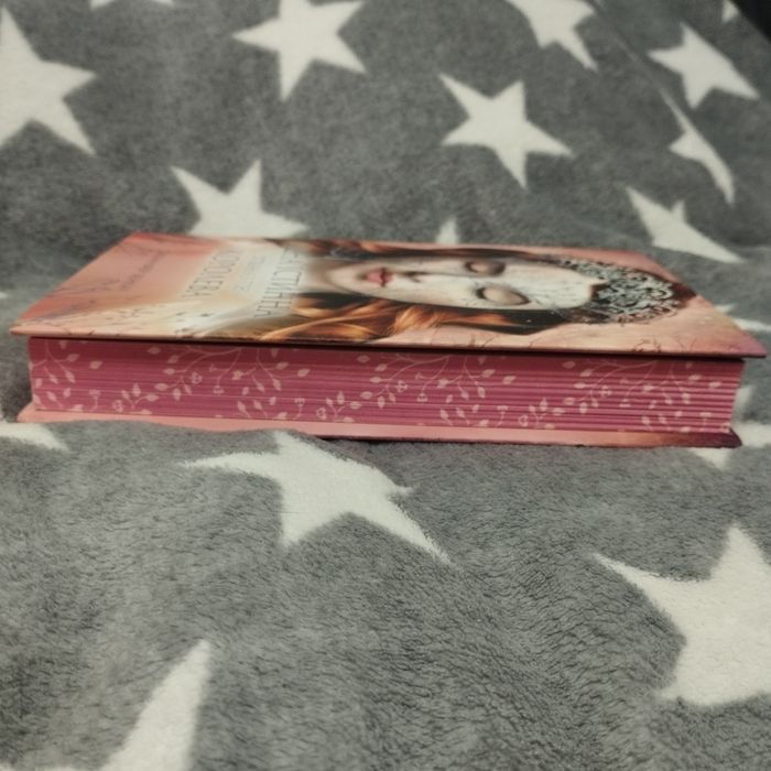 Книги Дженіфер Бенкау "Одна істинна королева"