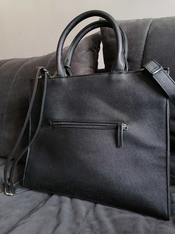 Czarna torebka Reserved duża z odpinanym paskiem elegancka