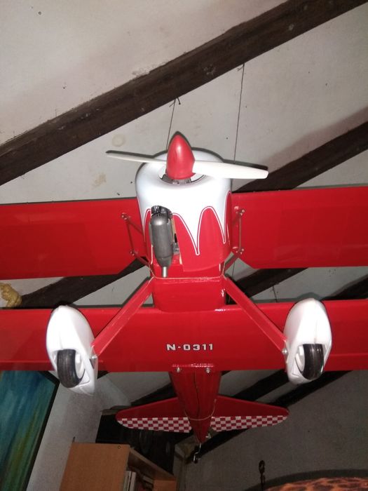 Avião a gasolina telecomandado. Novo